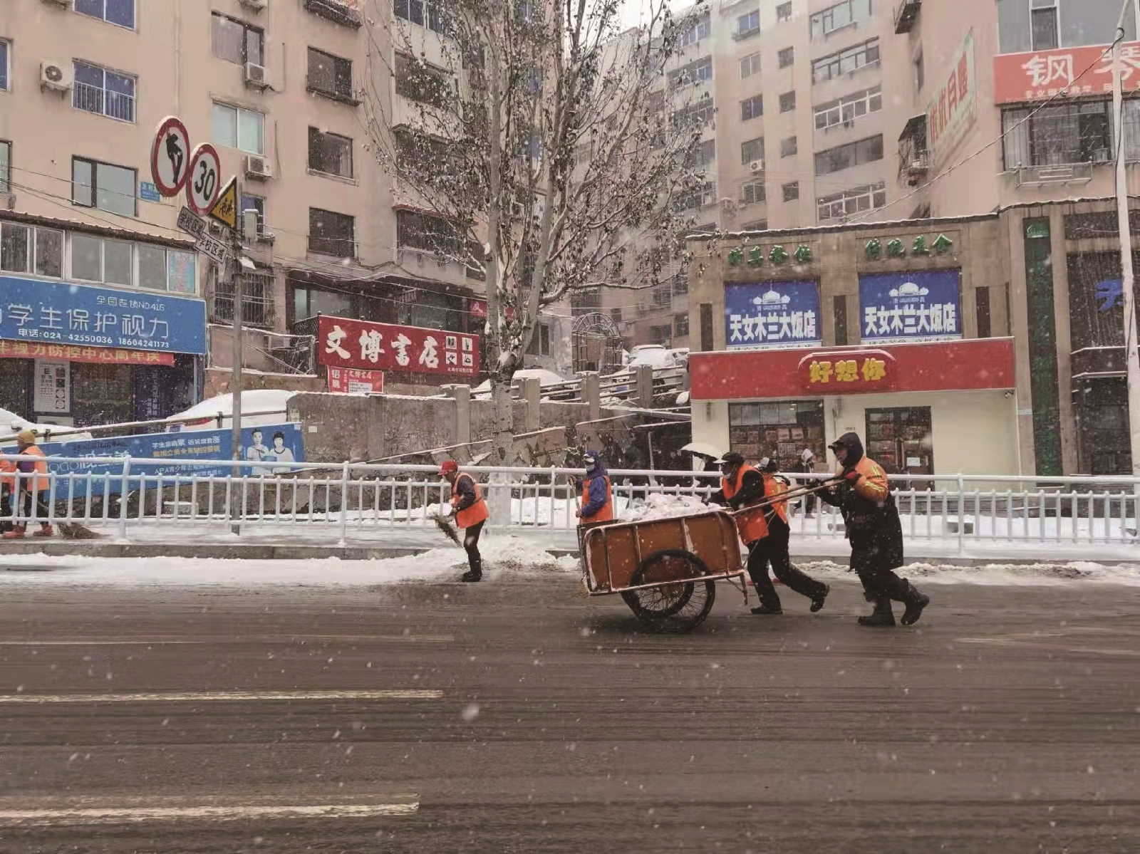 铲冰除雪仍在进行 延庆山区线路目前可正常通行__财经头条
